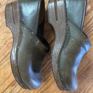 Dansko size 40 clogs unisex
